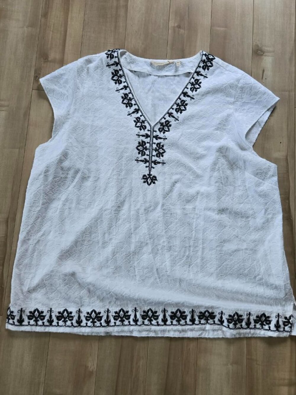 Soft Surroundings White Embroidered Boho Tunic Top 3X Black Floral Textured Shor